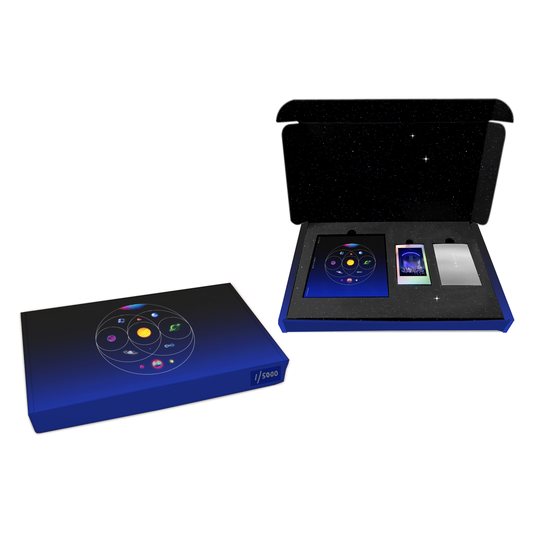 StarryGiftBox&💿CoverFades fromBlack toBlue: 11planets groupedInCircles: pink, blue, green&purpleNebula. GreenPlanet ofFlowers, blueRivers&foliage💍goldenSphere of solarFlares&OrangeLava. Planet of darkBlue, magenta&white oceanWaves. BluePlanet inSilverCube.1of purple&indigoSwirls.1as aPurple, blue&green♾️Blue&purplePlanet. PinkSphere withOrangeCrater&greenMoon. BlueOpal with💍&pink, blue, purple&greenPlanet withPink&yellowNeonMoons. Photo of litStage&silverCard with spiral,🌼♾️triangleCrossed by line,&✨