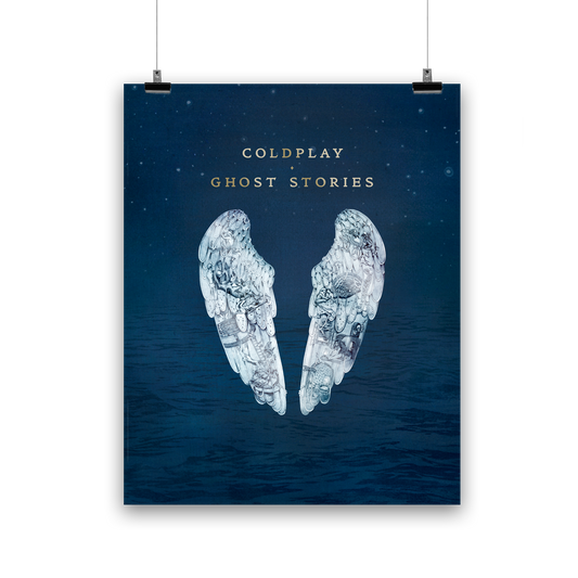 WhiteAngelWings withPearlyFeathers, shapedAs a💔floatOn a calmOcean&dimStarrySky. ScenesInDarkBlue: ManStandsOn constellationsFloor&seesHimself inBroken🪞doveFliesOut of roundLabyrinthWithStairs. LeadsDownTo a👫theWoman carried by a🌪️TheManTrapped in magicianHat. A🌊washesThemAway. Flying🐟AngelsPull a lady’sPortrait. BlindFolded womanKissesMan’sForehead. HeLooksDown. A coupleCuddlesUnder constellationsBlanket in1wing. TheMan liesDownAlone onTheOther. A rainyRoom;2vintageChairs&anOpen📖a paperBoatFloats
